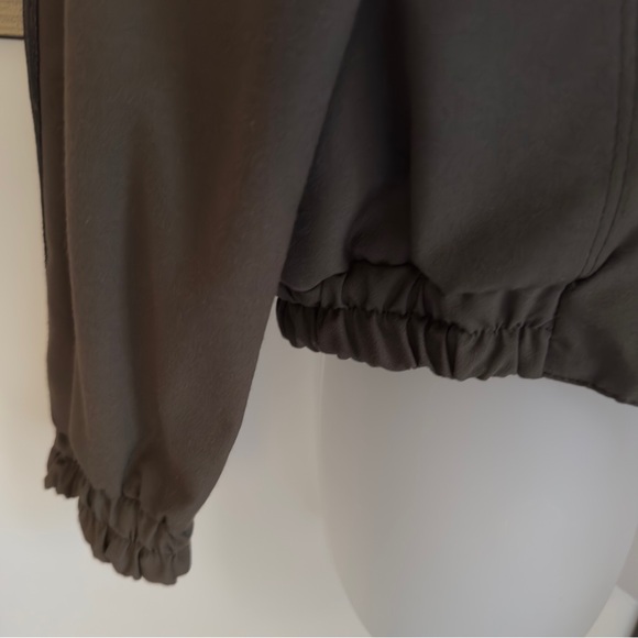 Howard Wolf Green Windbreaker with Relaxed Fit and Foldable Collar - Picture 7 of 11